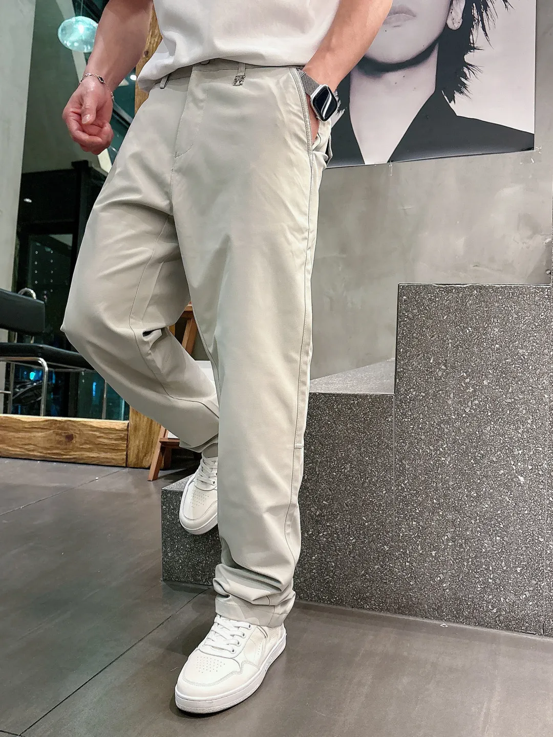BC 26FW combed cotton blend, crisp and stylish, with a strong sense of ribbing, anti-wrinkle, strong elasticity on all sides, good elasticity, elastic waist, three-dimensional tailoring, upper body, slim and stylish men's casual trousers# The latest online casual trousers with extraordinary taste, the customized fabric is the focus of this style! The soft and elastic fabric gives it excellent stiffness, always maintains a neat shape, and is not easily deformed. Extremely comfortable. Cotton fiber brings a natural skin-friendly feel, making the wearing experience warmer and more comfortable. Its good breathability allows the skin to breathe freely. The pants have just the right elasticity to not be restrained during activities, and the perfect fit provides a comfortable wearing experience. The overall weight is full, and the cotton component is added to feel fluffy and soft, very textured, and it is extremely comfortable and breathable to wear. It is then spun with an exclusive fabric production process, and finally tempered to produce such a top-quality fabric. It is not easy to pill and has a wide feel. It has a solid and delicate feel, a thick and soft cloth surface, good anti-pilling properties, and is not easy to wrinkle and is easy to take care of! The whole trousers have a straight and stylish texture. They have the powerful performance of being breathable, moisture-absorbing, warm and wind-resistant when worn. They are very comfortable to wear next to the body and there is no discomfort at all! The quality alone is superior to all the products on the market, and you can also feel the most top-notch comfort! Straight-leg trousers with three-dimensional tailoring that conforms to the human body, modifying your long and lean figure! The details are enough to reflect the quality. The fit is comfortable and loose without being bulky. It is suitable for all body types regardless of people. It can be easily controlled whether it is leisure or business. You deserve it! Sizes:M-XXXL